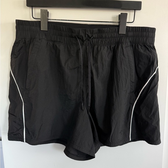 lululemon athletica Pants - Lululemon License to Train High-Rise Lightweight Short 4" Size 12